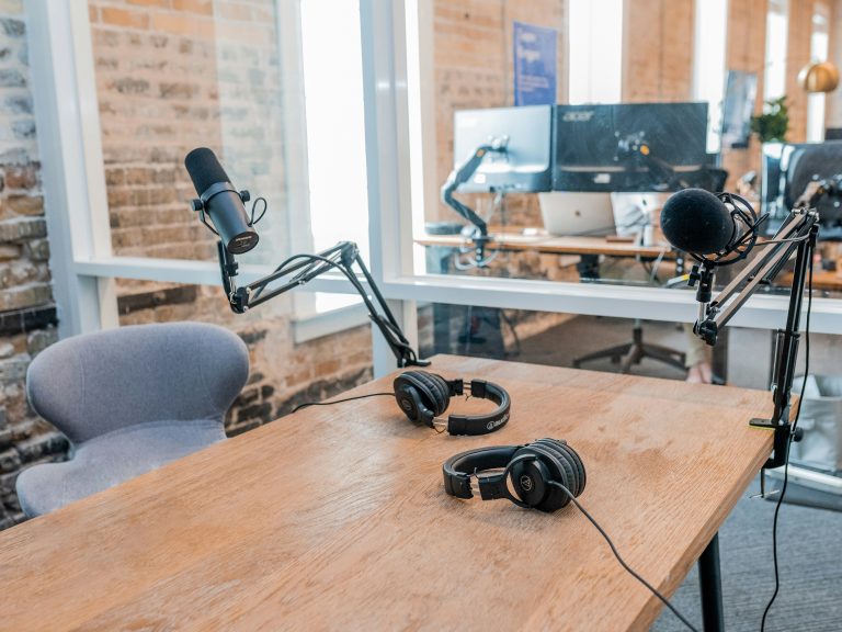 Los mejores podcasts y libros para vendedores B2B en 2026