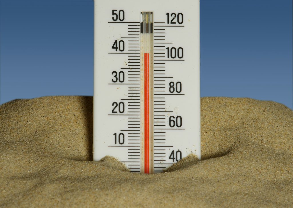 comercial de campo en ruta durante verano con calor extremo