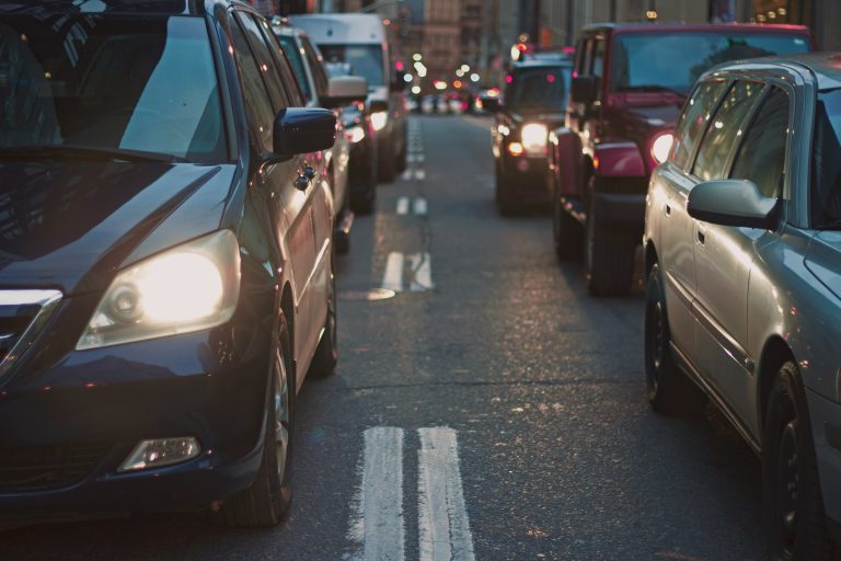 Conducir muchos kilómetros cada día: el impacto físico del comercial de campo
