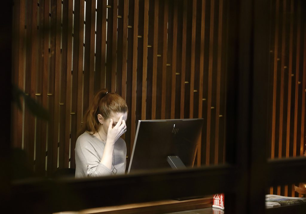 Comercial trabajando con migraña vestibular gestionando su tiempo